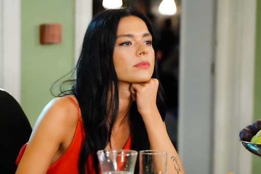 Шафак пекдемир. Шафак Пекдемир турецкая актриса. Шафак Пекдемир и Бурак Менгу