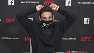 Макс Холлоуэй распаковывает свою игрушечную фигурку