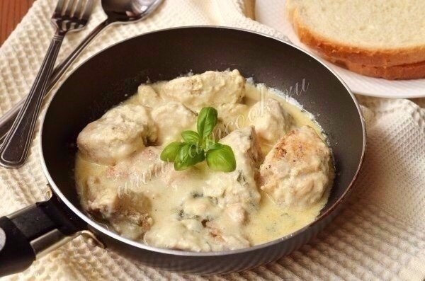 Божественная Курица с грибами в сливочном соусе Нужно :Куриные грудки 2 шт.Шампиньоны 400 гСливки 22% 300 млСпеции по вкусуМасло сливочное 40 гГотовим :1. Шампиньоны моем и нарезаем крупными