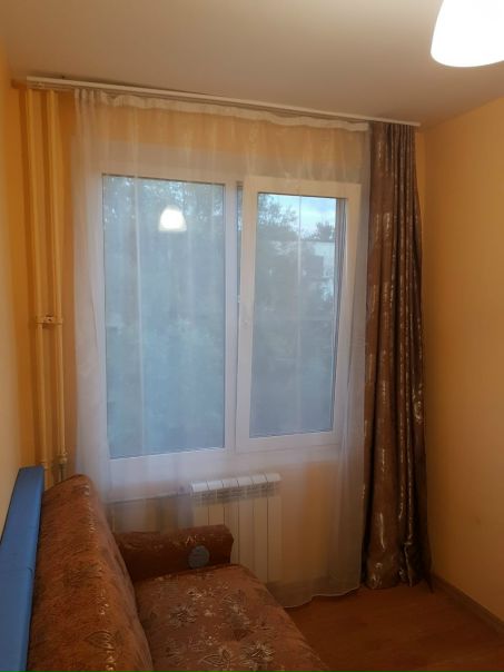Фото: Спб сдаётся<br>комната в 4-ех комнатной кв-ре. 13 т р, к у включены. Для ОДНОГО русского человека, РФ или Белоруссия и Украина, Молдавия, без животных. <br>В комнате диван и шкаф, стол. В квартире стиралка, инет. 5 минут от метро ЛЕНИНСКИЙ Проспект. От собственника. 89046011813