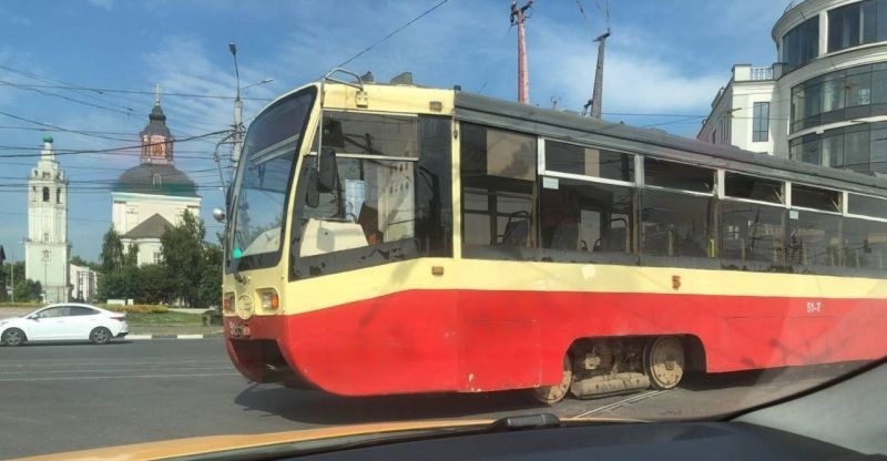 В тульском Заречье трамвай сошел с рельсов Это картинка