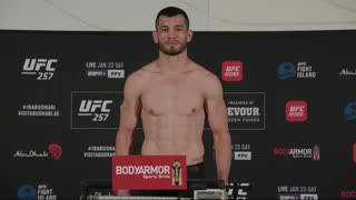 Махмуд Мурадов прошел процедуру взвешивания перед UFC 257